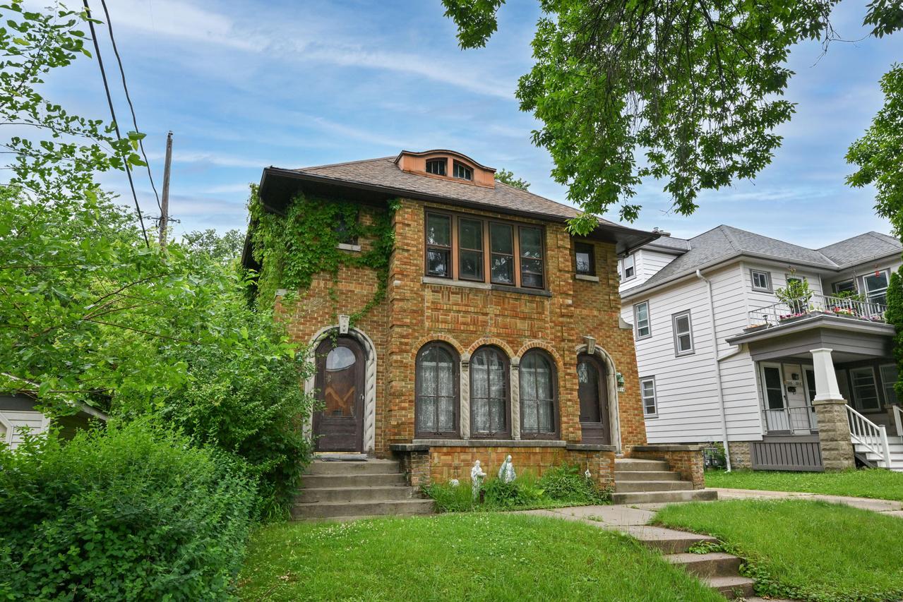 2012 E Newton Ave #2014, Shorewood, WI 53211