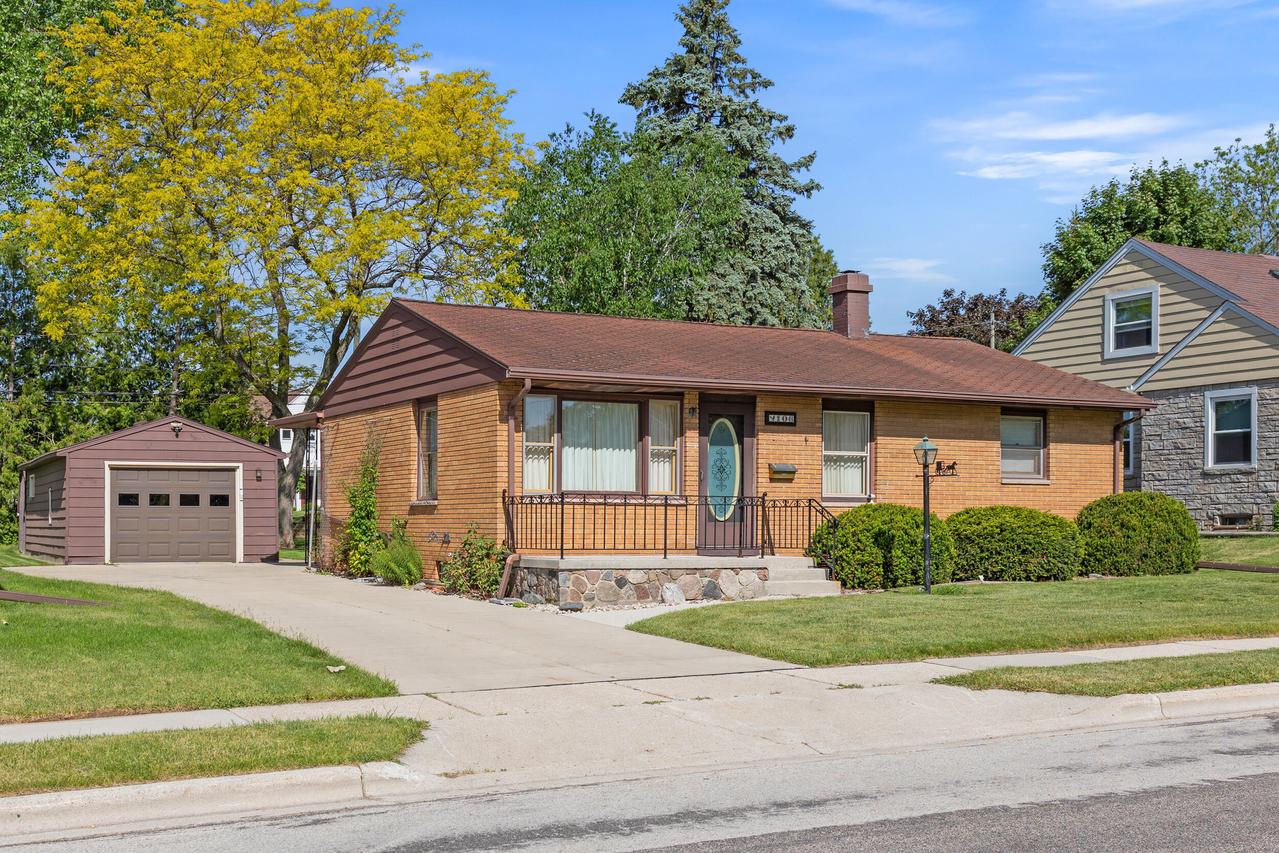 106 N Bruns Ave, Plymouth, WI 53073