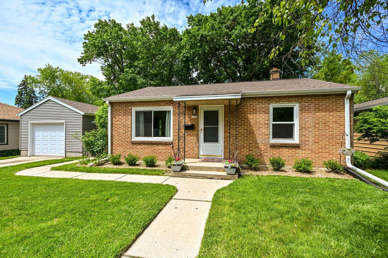 1121 8th Ave, Grafton, WI 53024