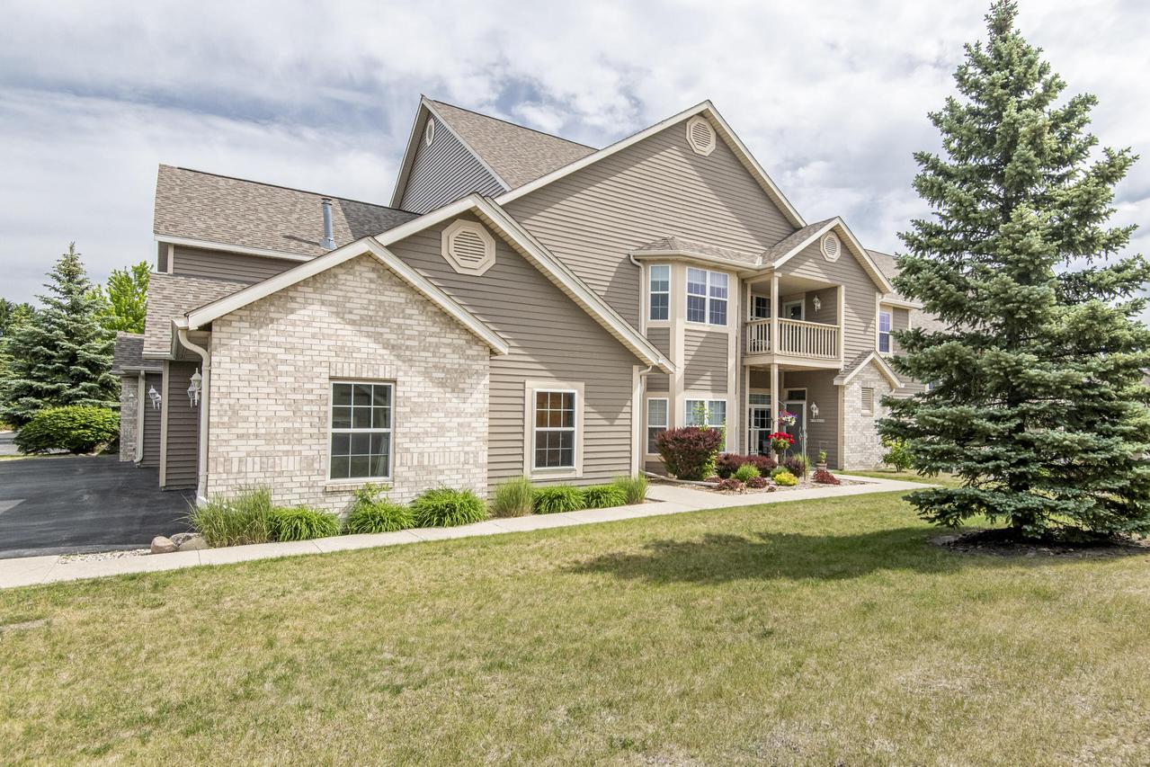 W159N4868 Graysland Dr, Menomonee Falls, WI 53051