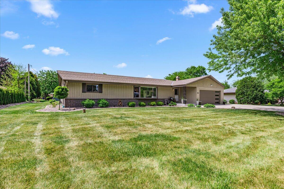225 N 166th St, Brookfield, WI 53005