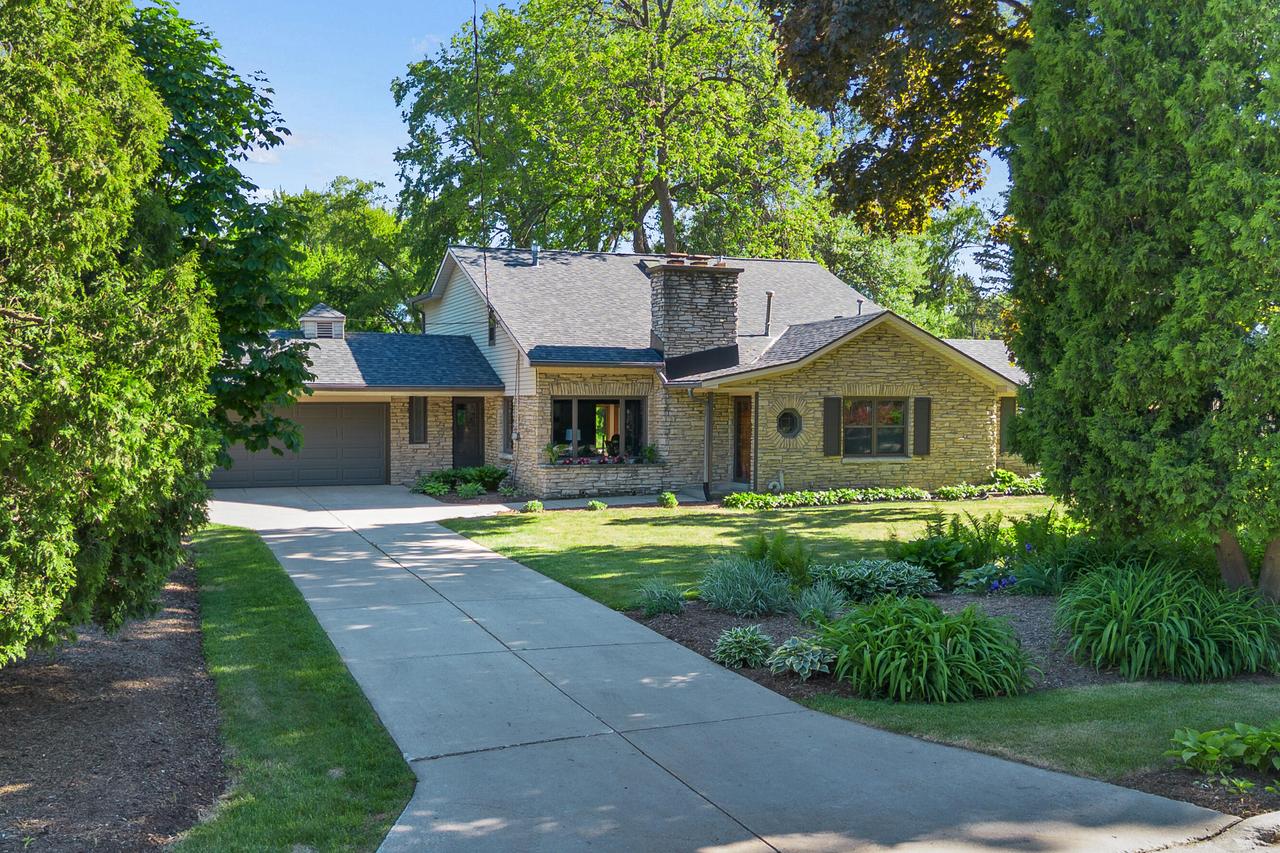 115 W Green Tree Rd, Glendale, WI 53217