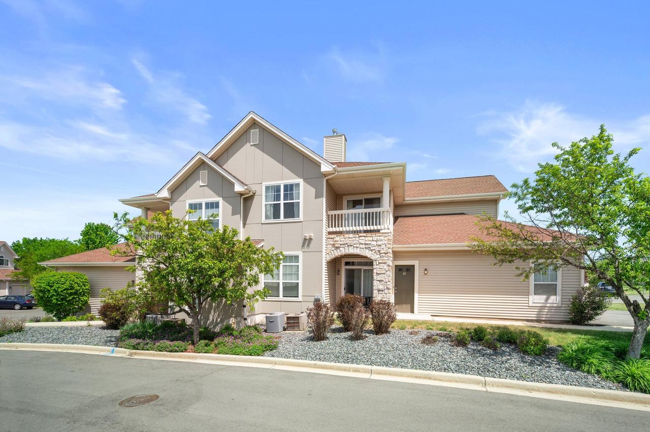 9301 Cobblestone Way #H, Franklin, WI 53132