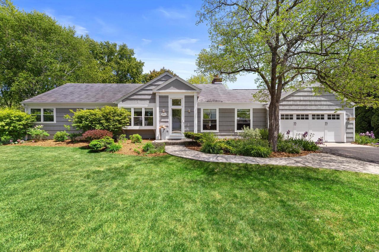 9060 N Meadowlark Ln, Bayside, WI 53217
