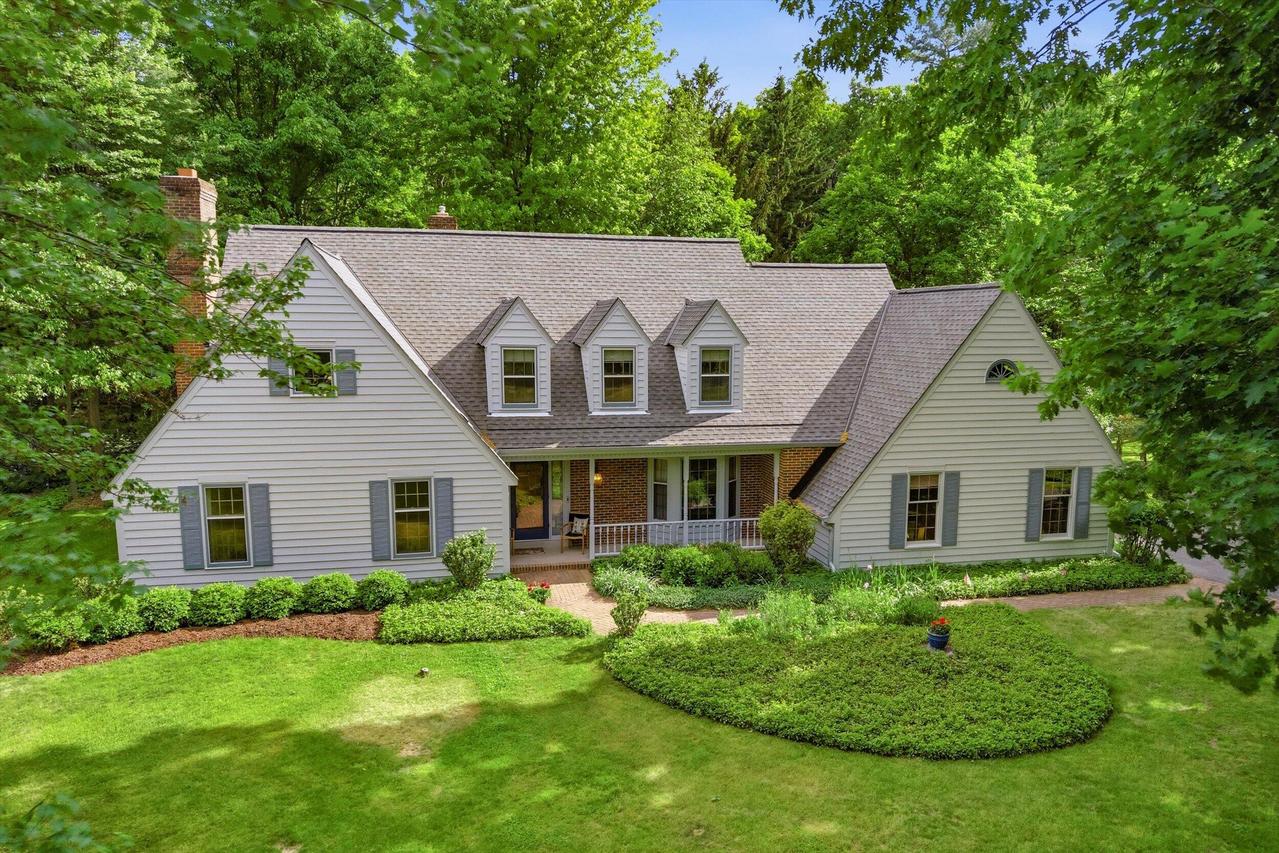304 Fieldstone Rd, Delafield, WI 53018