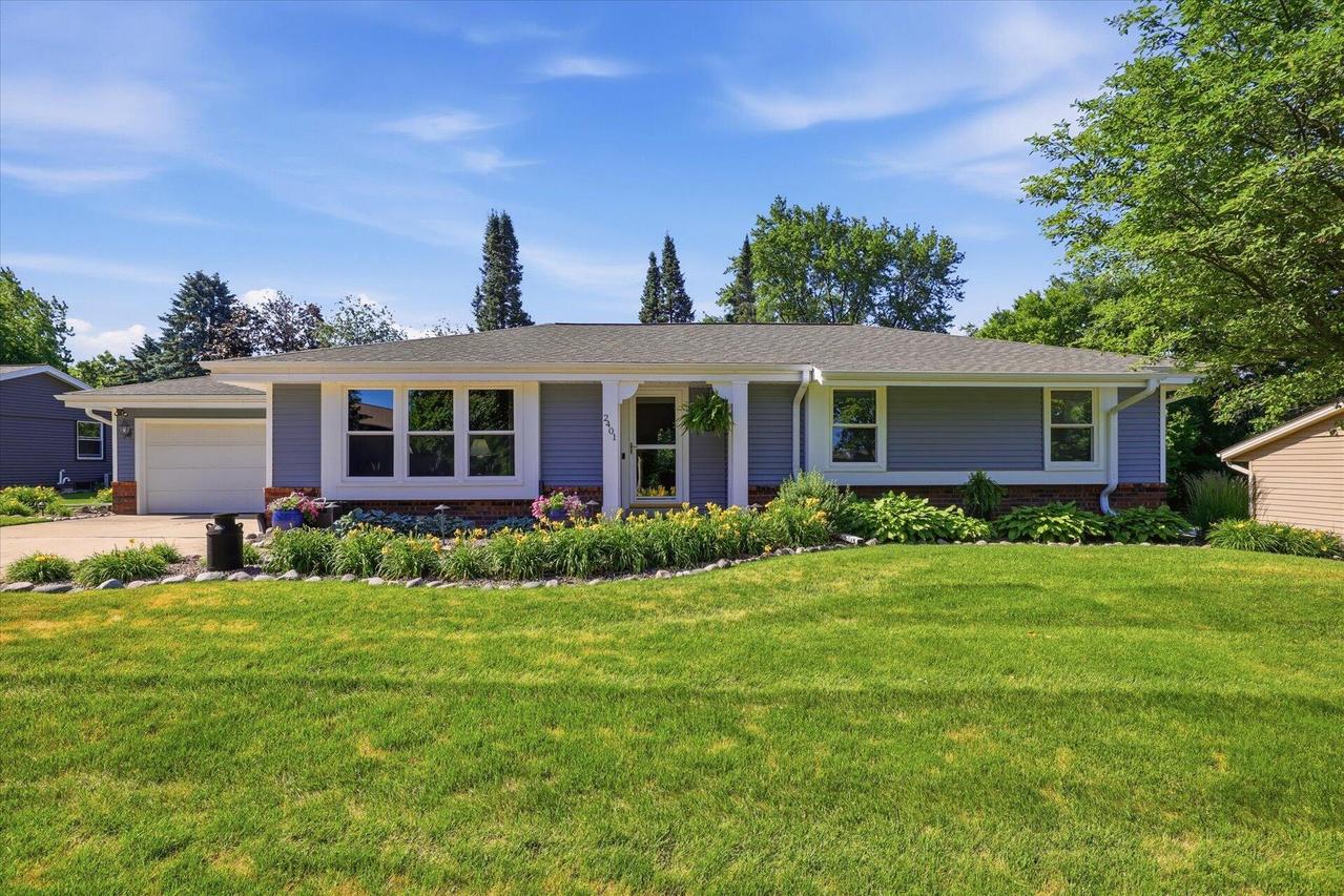 2401 Pendleton Pl, Waukesha, WI 53188