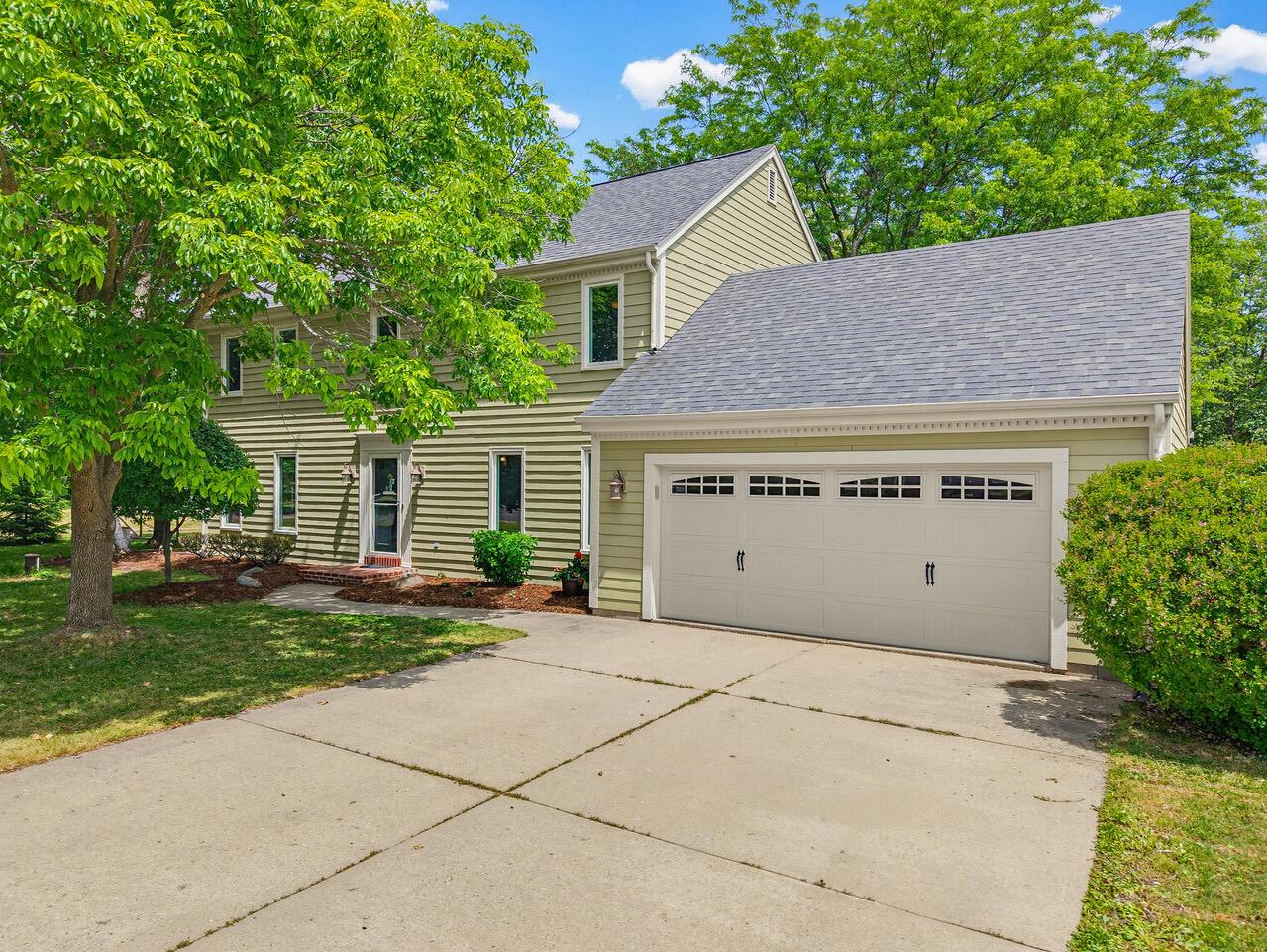 112 N Meadowside Ct, Summit, WI 53066