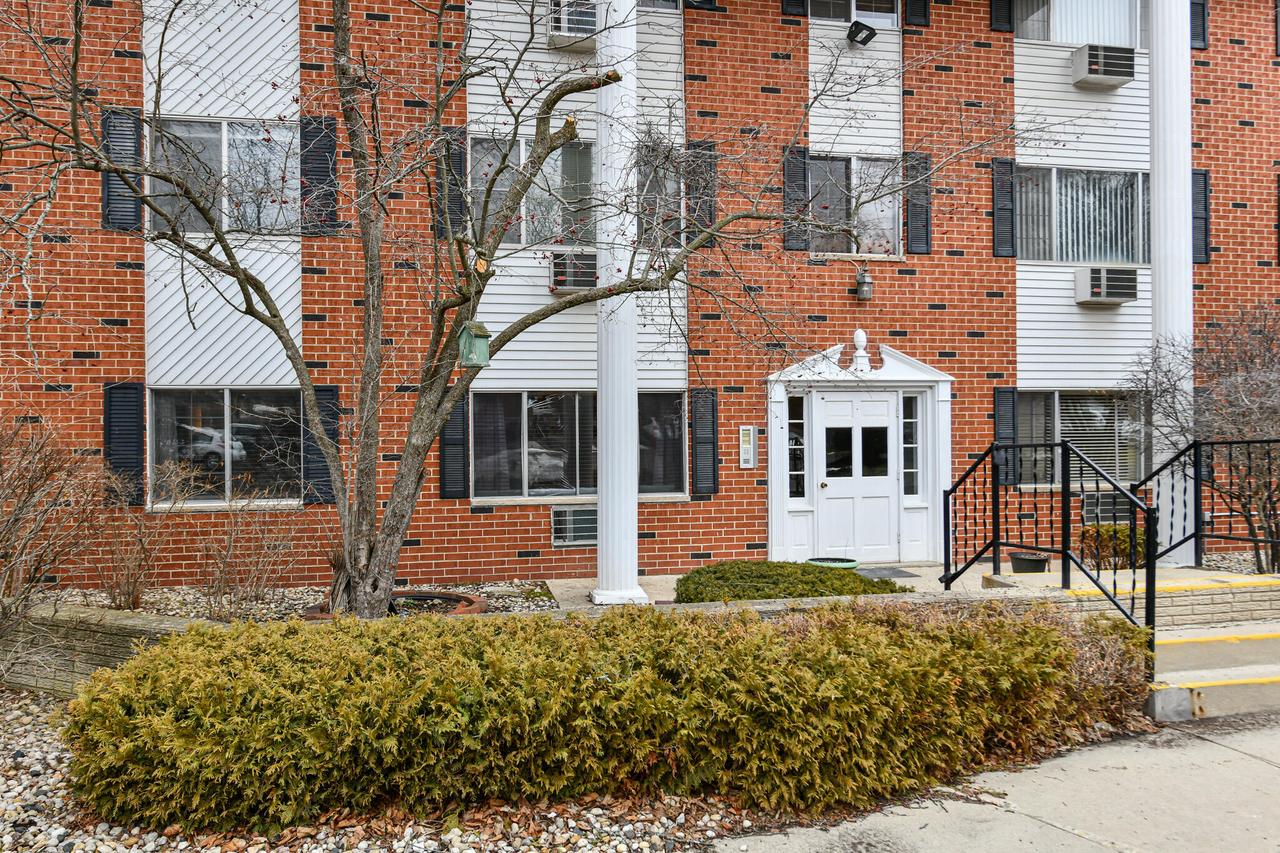 255 Elmwood Ave #205, Lake Geneva, WI 53147