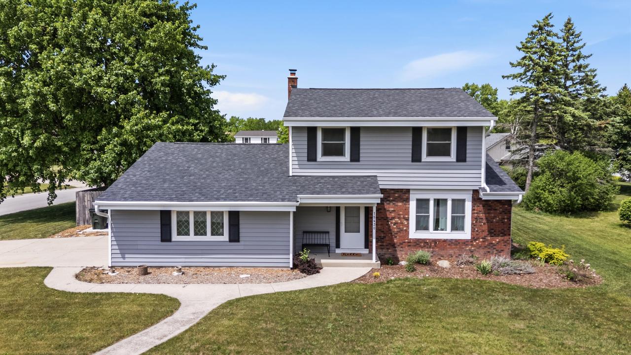 15430 W Harcove Dr, New Berlin, WI 53151