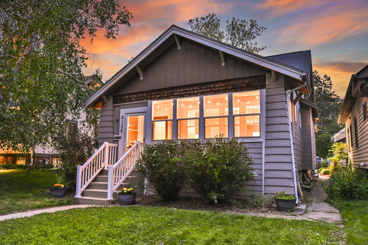 8138 W Gridley Ave, Wauwatosa, WI 53213