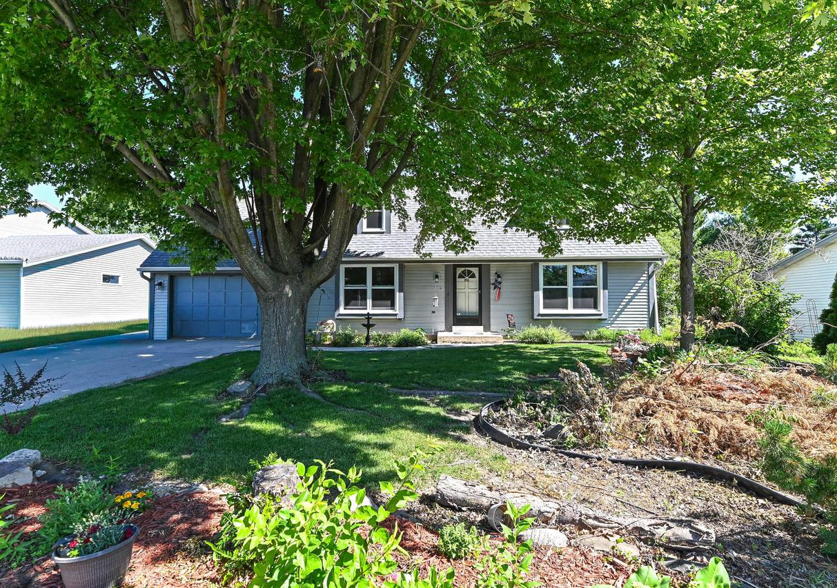960 E Oakwood Rd, Oak Creek, WI 53154