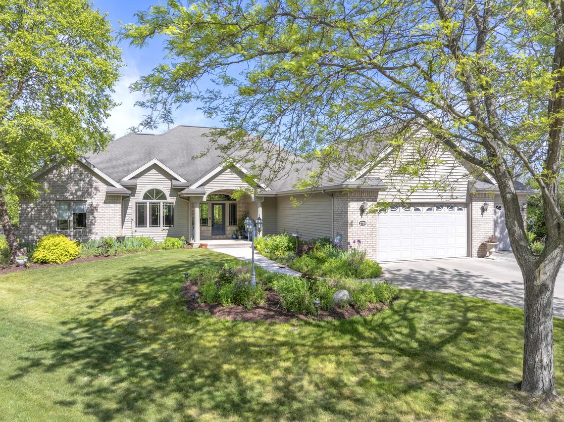 2720 Monarch Cir, Sheboygan, WI 53083