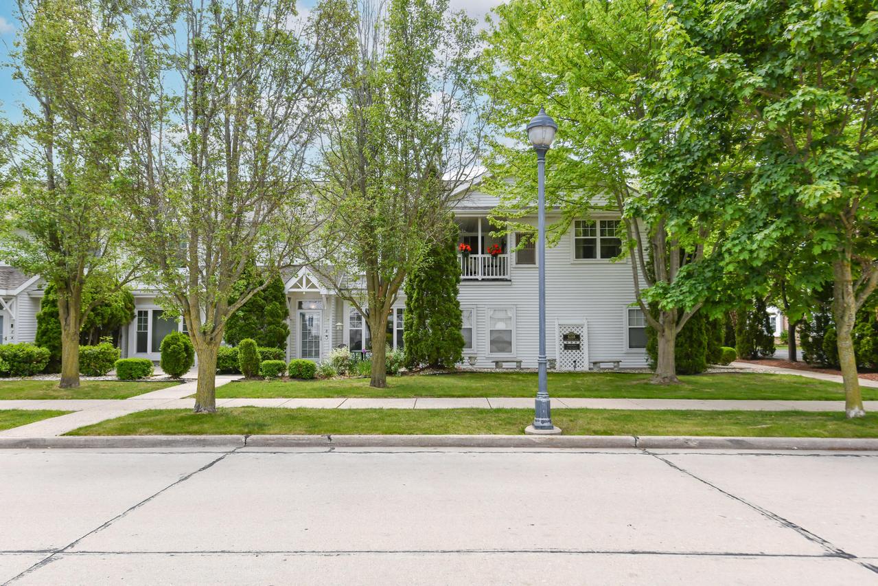6168 S Creekside Dr #8, Cudahy, WI 53110