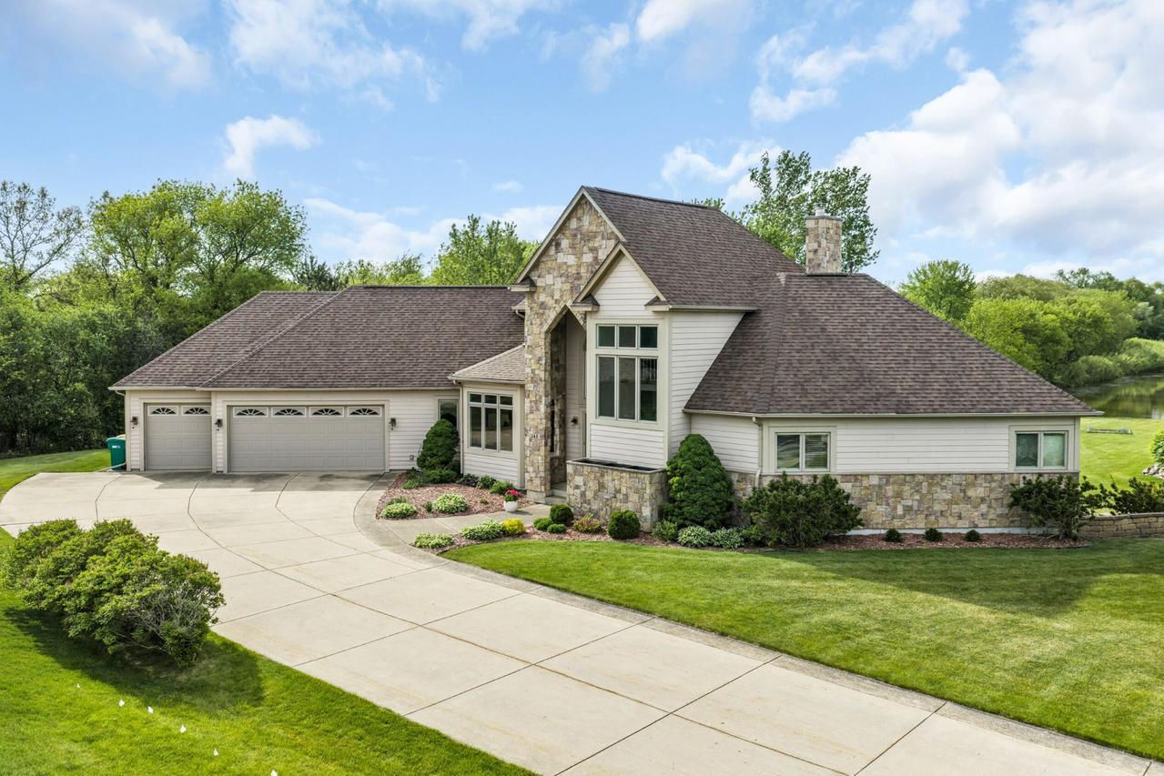 145 St James Cir, Union Grove, WI 53182