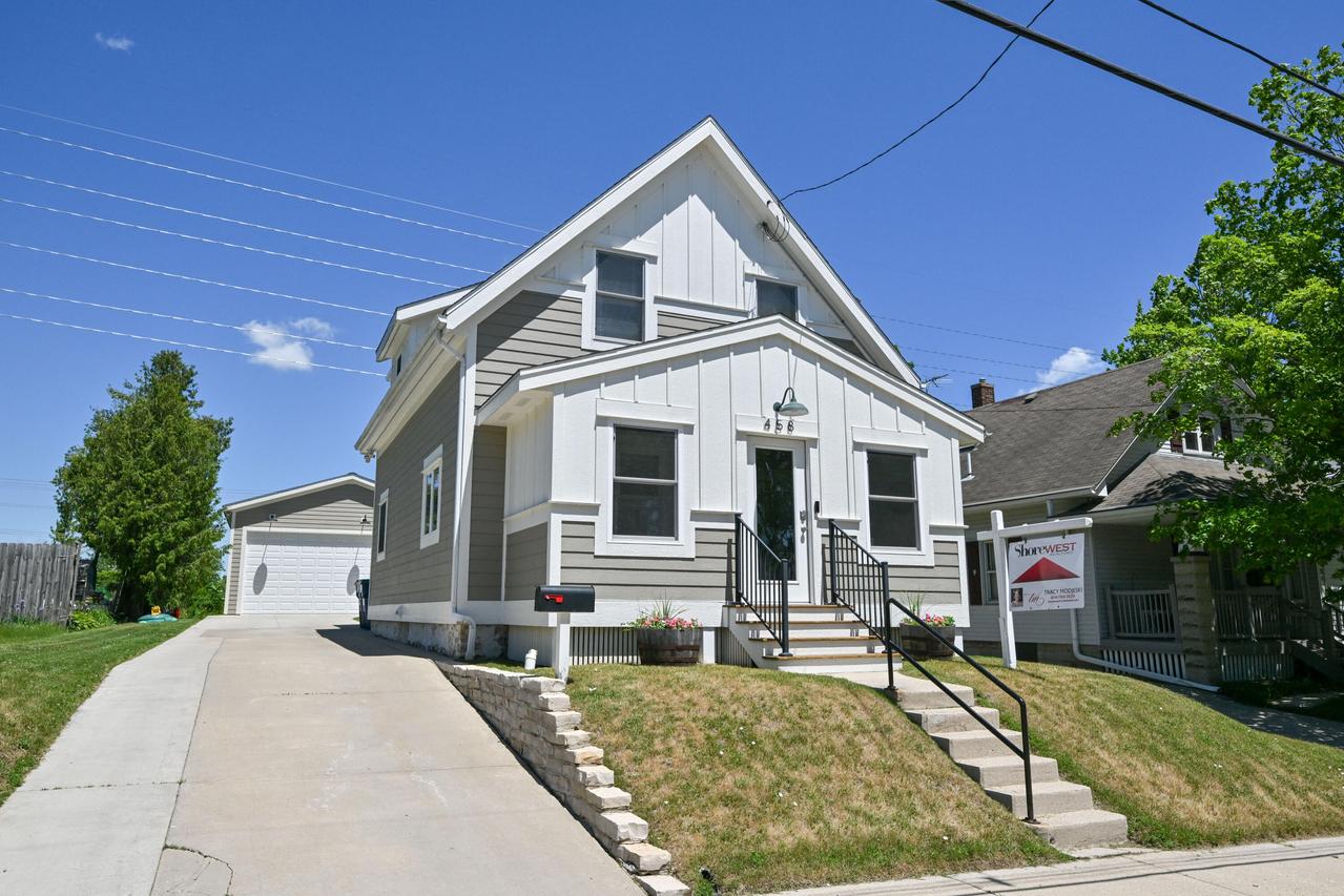 458 W Chestnut St, Port Washington, WI 53074