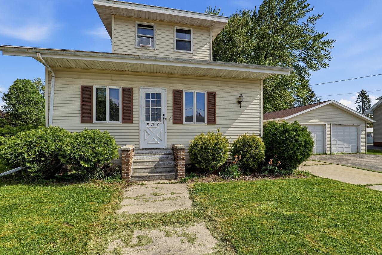 500 Birchwood Dr, Francis Creek, WI 54214