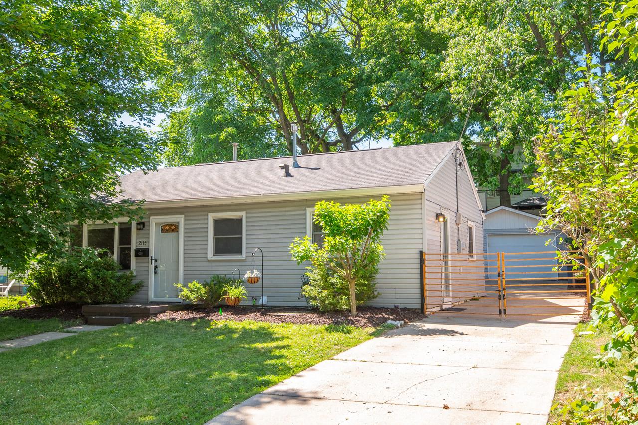 2115 Oaklawn Ave, Waukesha, WI 53188