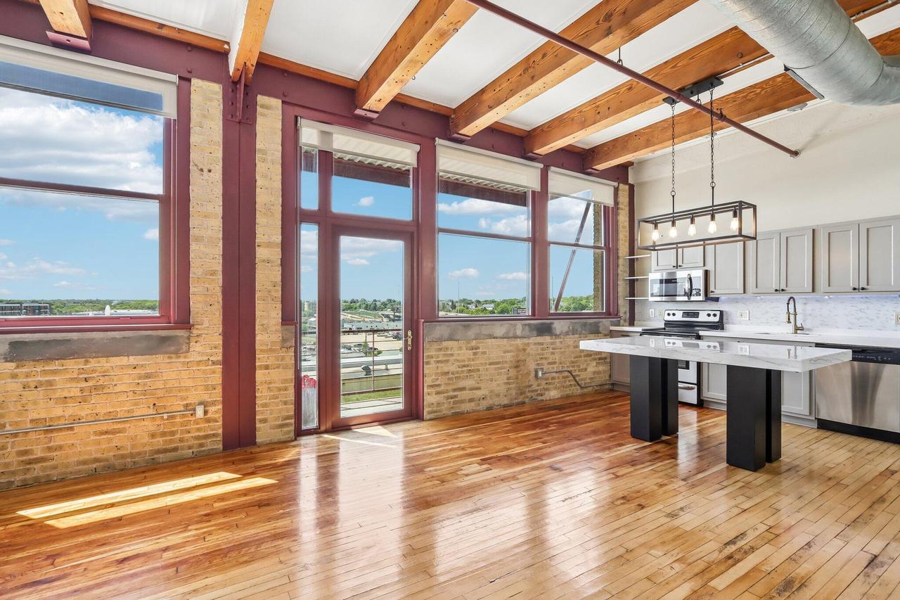 215 W Maple St #405, Milwaukee, WI 53204
