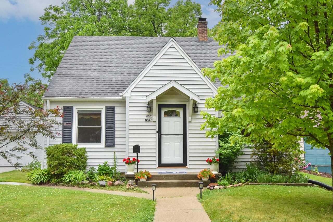 W63N375 Hillcrest Ave, Cedarburg, WI 53012