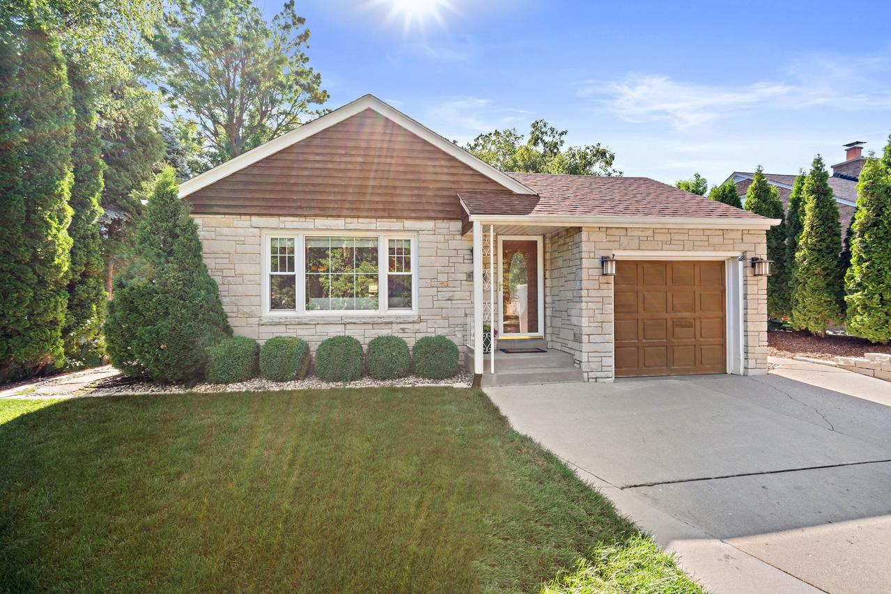 7424 N Santa Monica Blvd, Fox Point, WI 53217