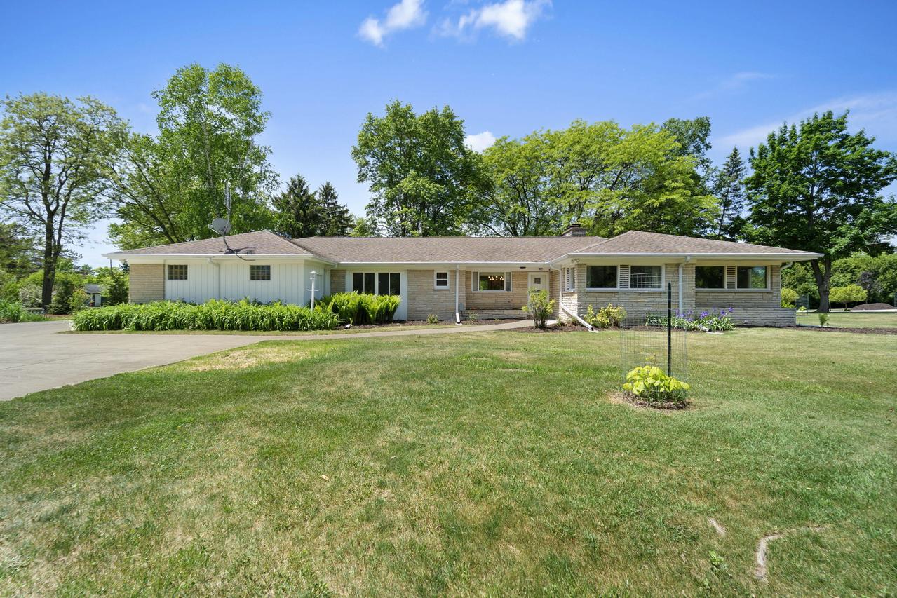 11355 N Rosewood Dr, Mequon, WI 53092