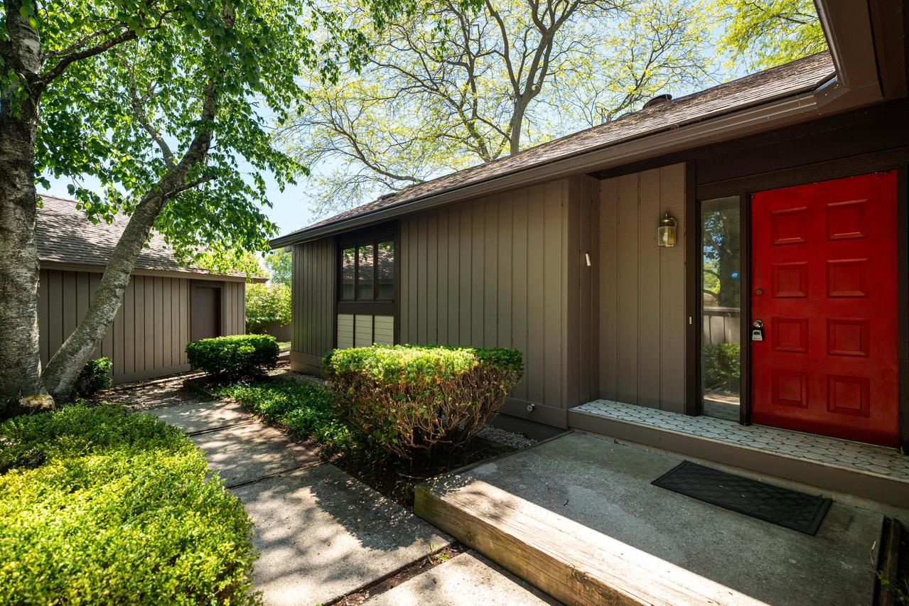8 Pinewood Ct, Wind Point, WI 53402