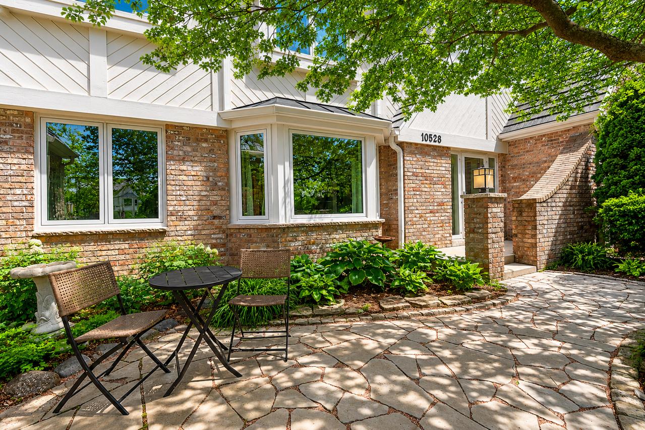 10528 N Haddonstone Pl, Mequon, WI 53092