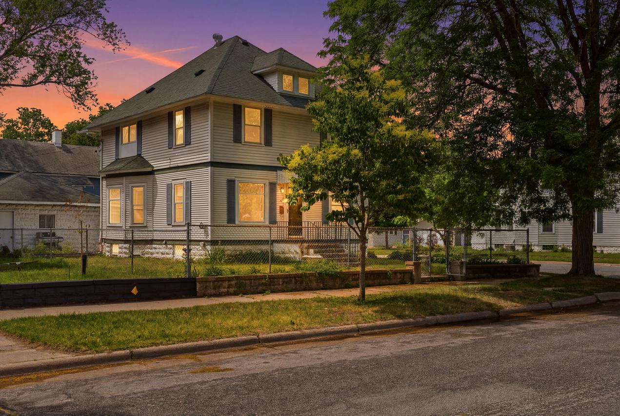 1453 Charles St, La Crosse, WI 54603