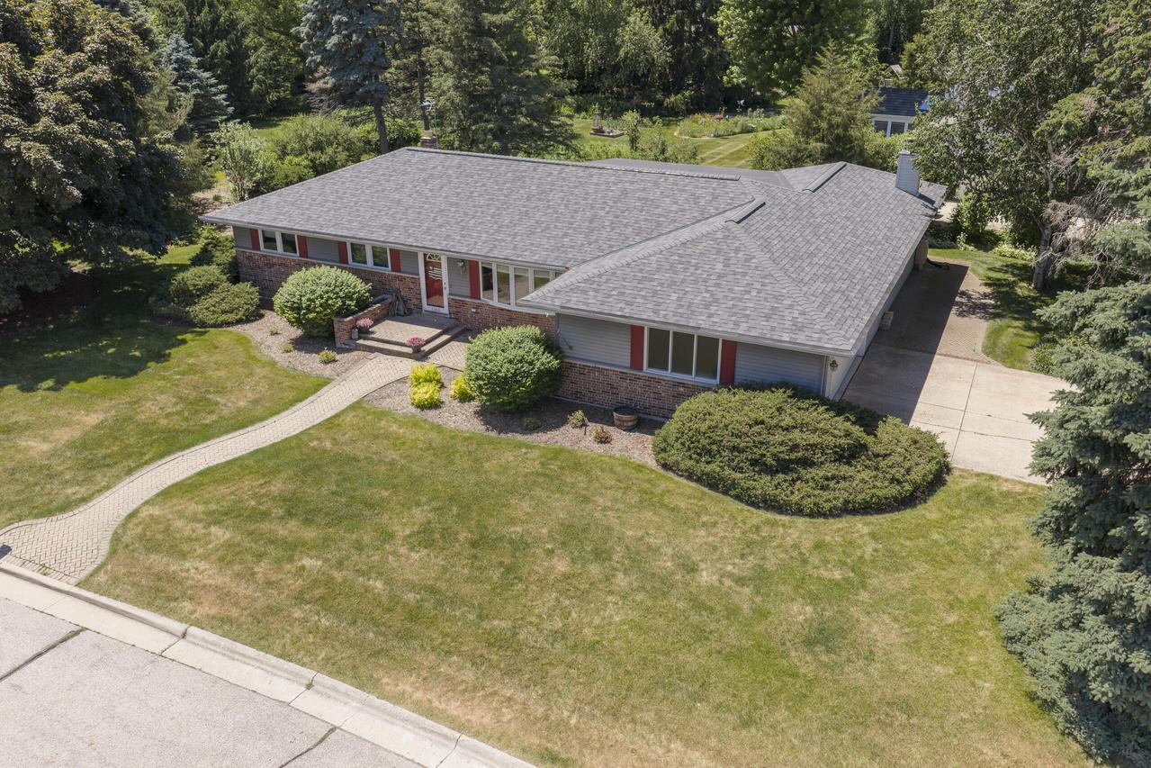 1330 Christopher Ct, Oconomowoc, WI 53066