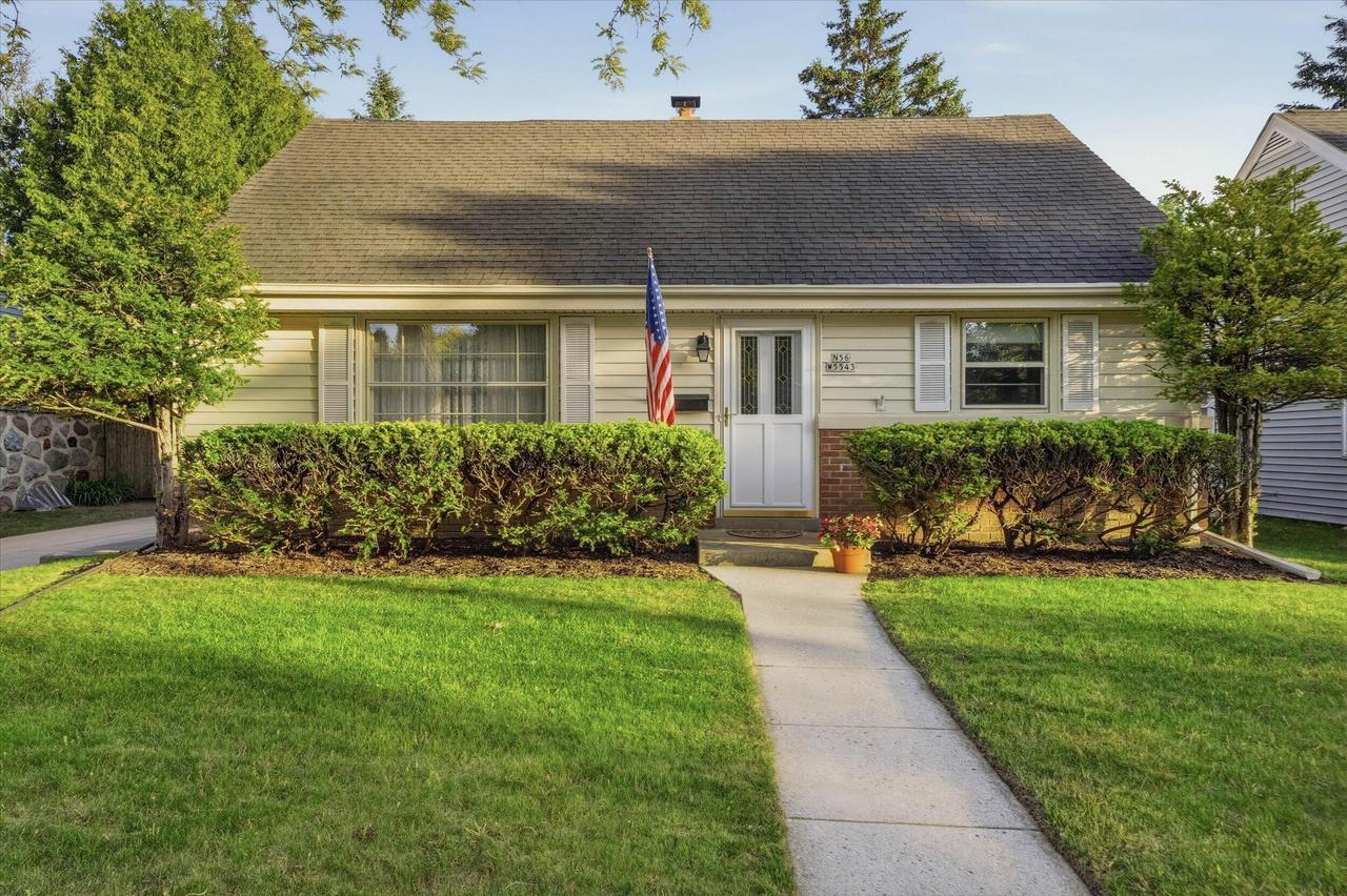 N56W5543 Sunnyside Ln, Cedarburg, WI 53012