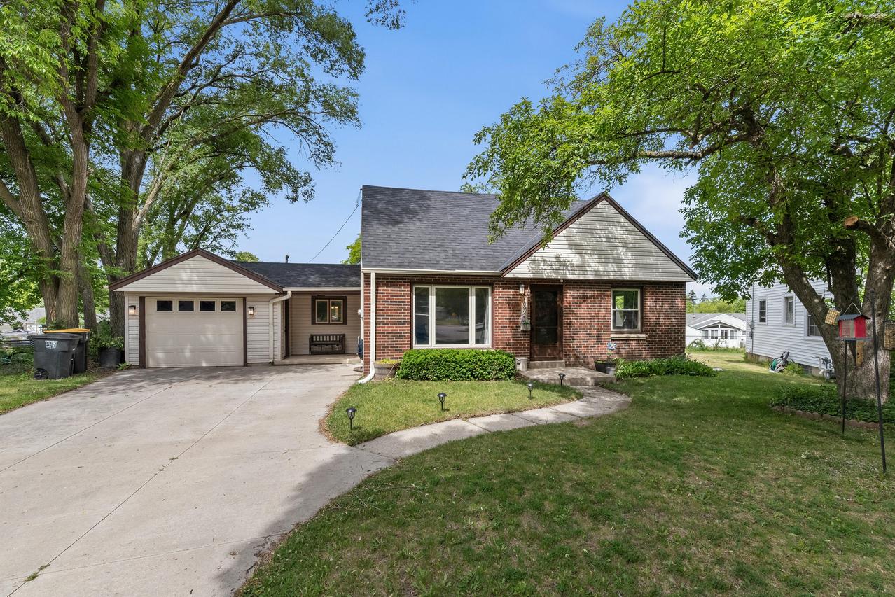 10924 W Marion St, Wauwatosa, WI 53222