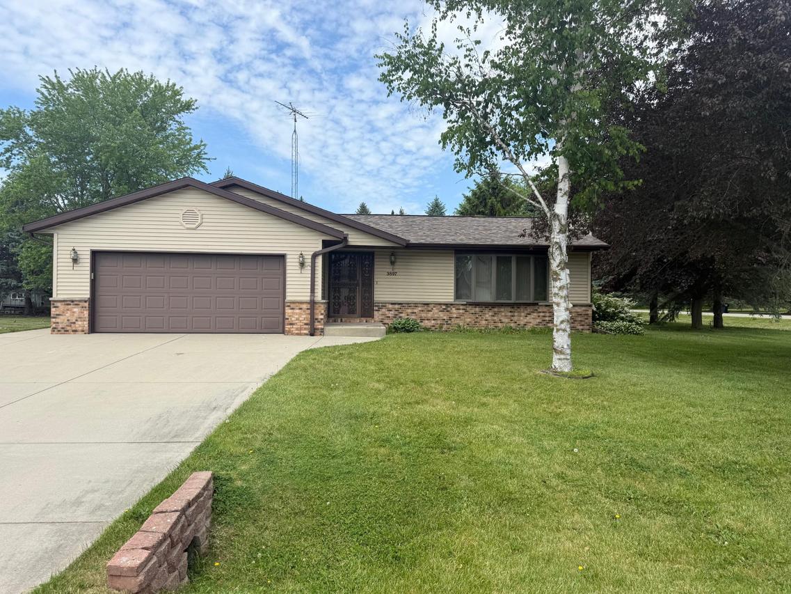3897 Thornapple Rd, Hartford, WI 53086