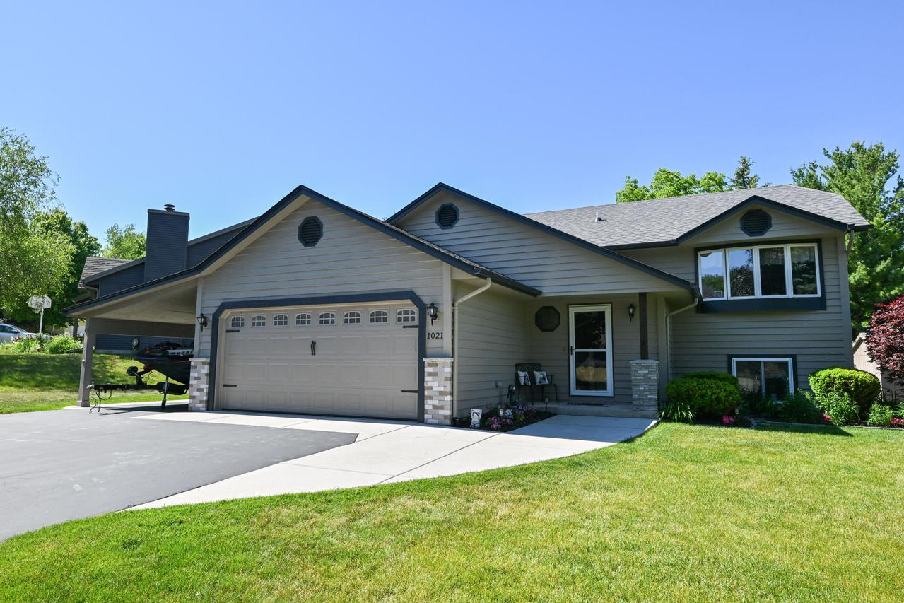 1021 Eton Ct, Hartland, WI 53029