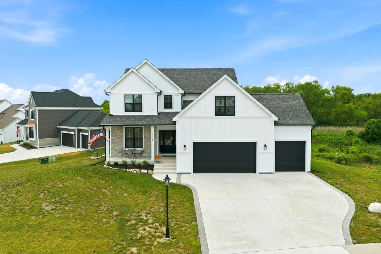 3725 Olde Howell Rd, Waukesha, WI 53186