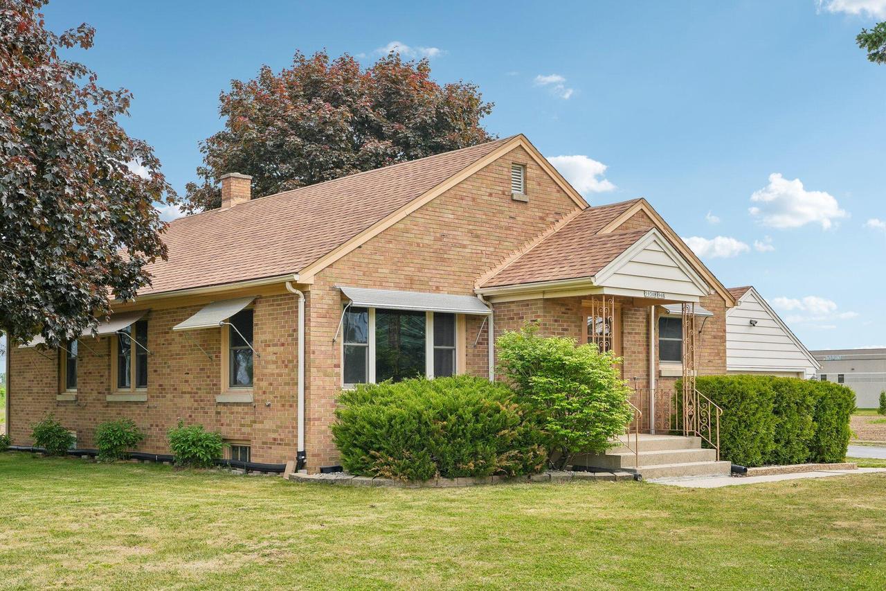 5930 W County Line Rd, Mequon, WI 53092