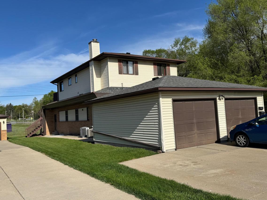 530 Greenmeadow Dr, Waukesha, WI 53188