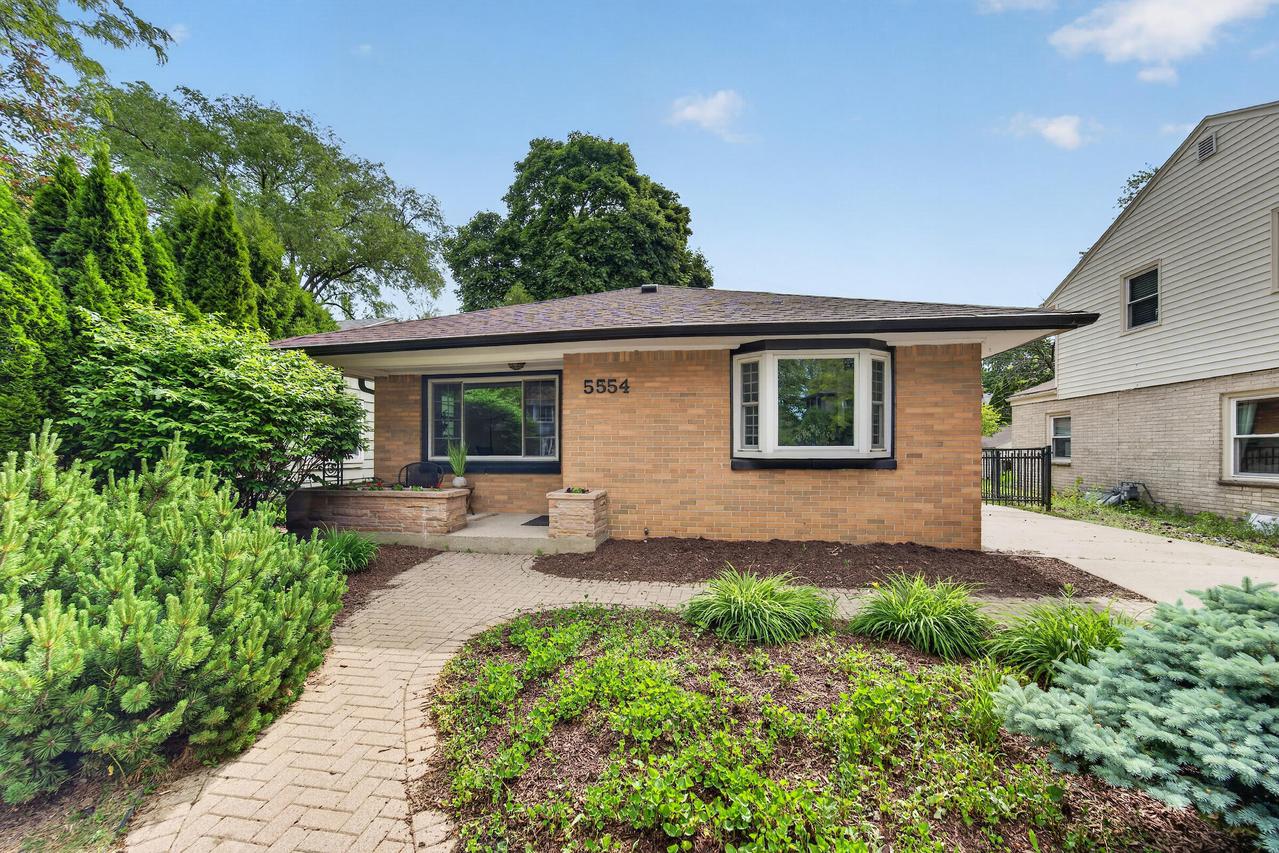 5554 N Navajo Ave, Glendale, WI 53217
