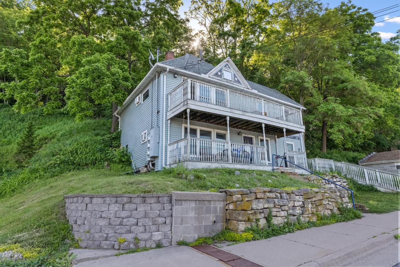 108 S Hill St, Fountain City, WI 54629