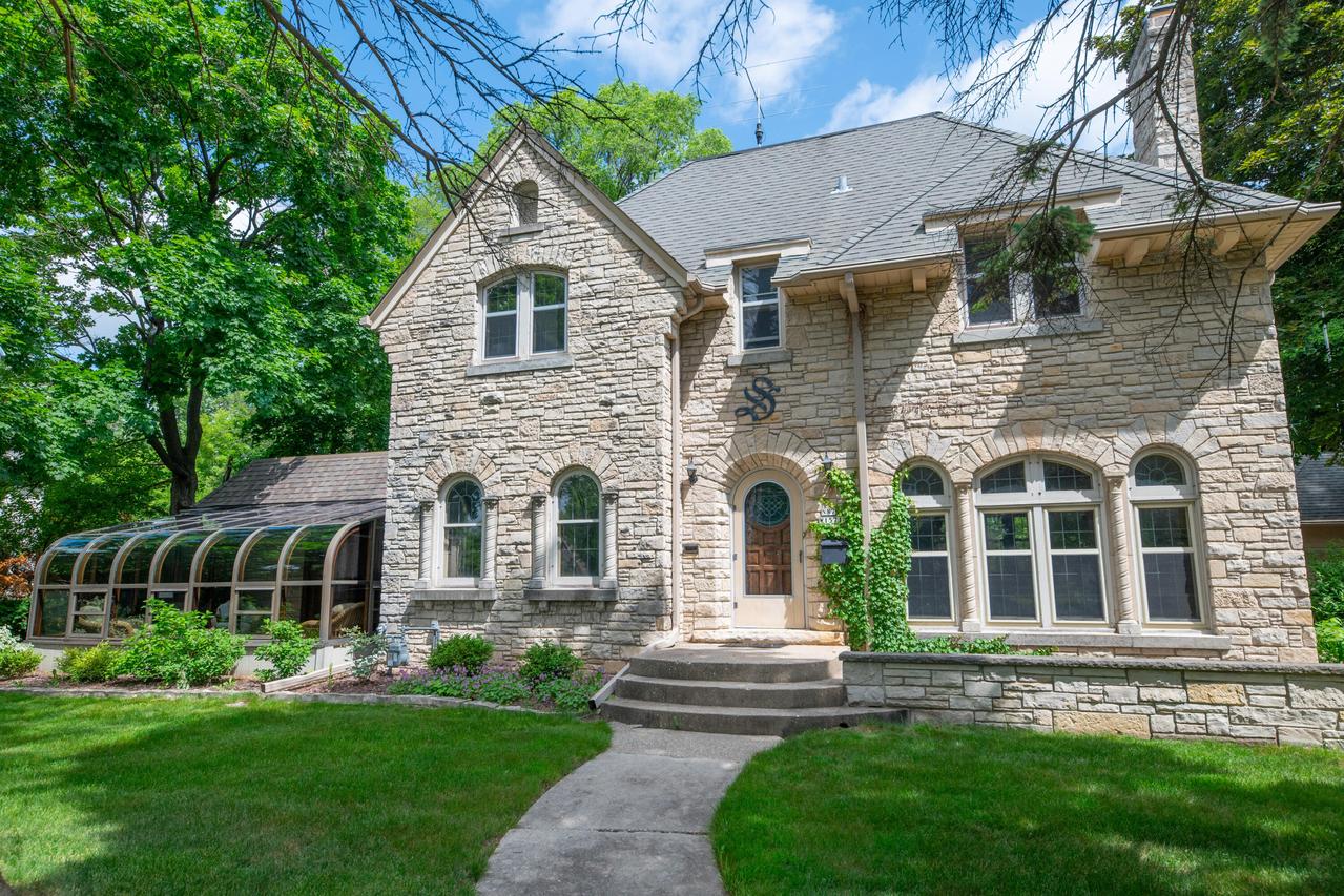 N87W15714 Kenwood Blvd, Menomonee Falls, WI 53051