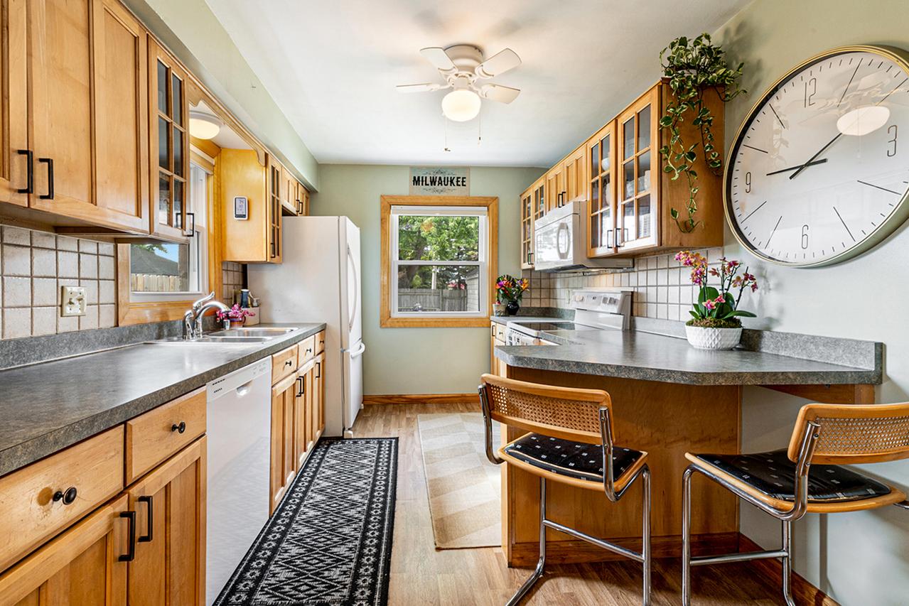1931 W Kendall Ave, Glendale, WI 53209