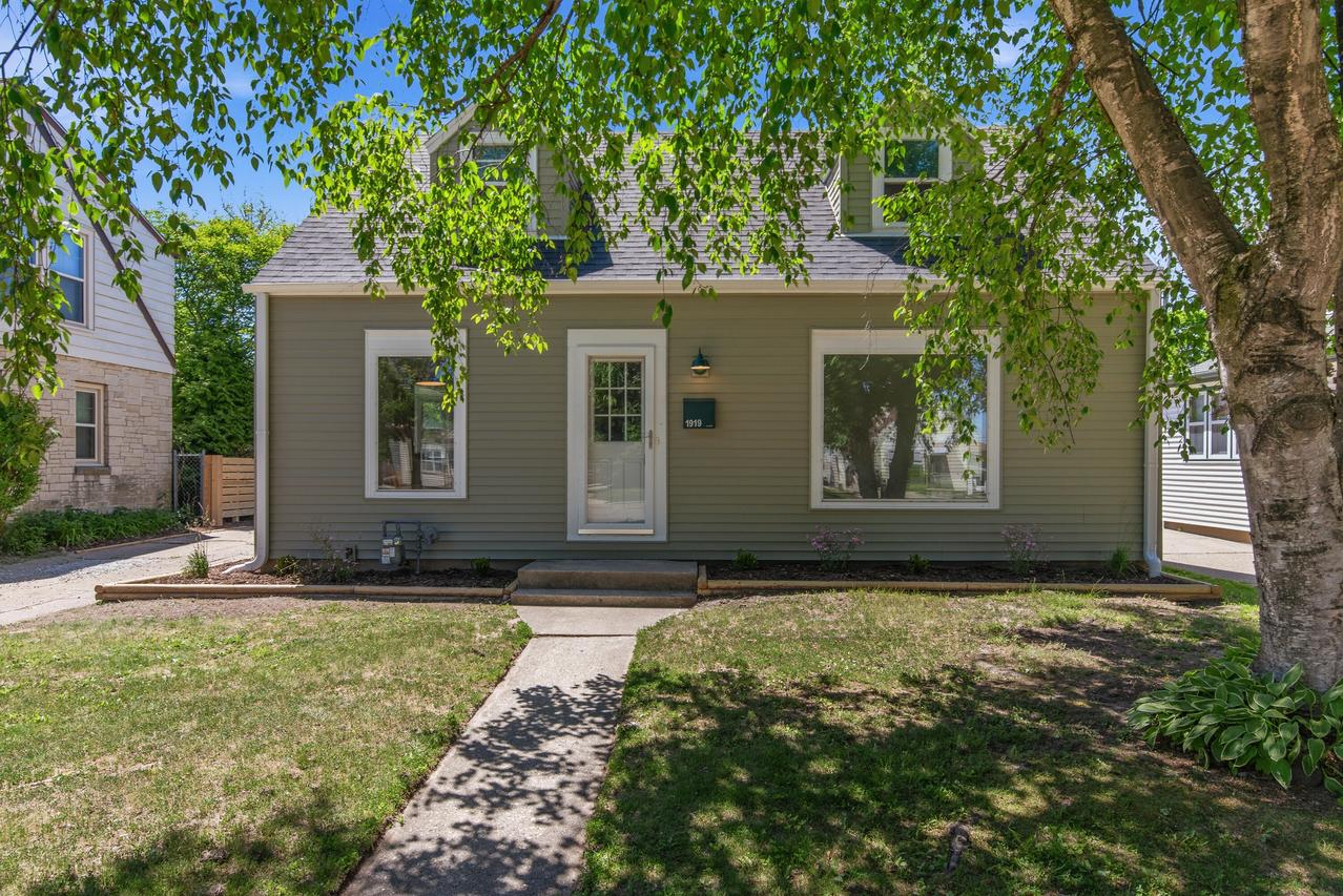 1919 E Norwich Ave, Saint Francis, WI 53235