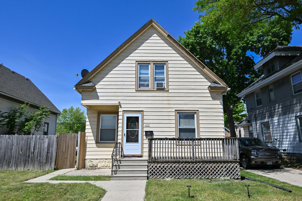 1557 S 71st St, West Allis, WI 53214