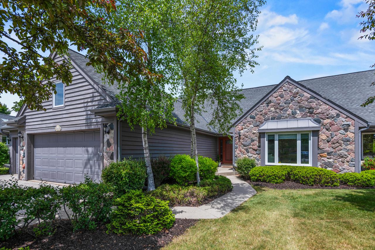 2618 W Lake Park, Mequon, WI 53092