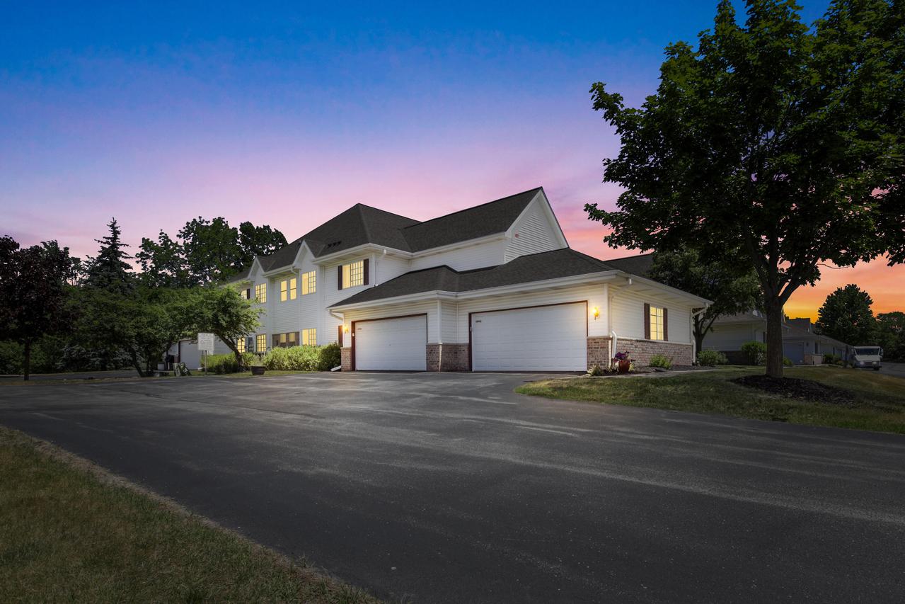 14944 W Arrowhead Ln, New Berlin, WI 53151