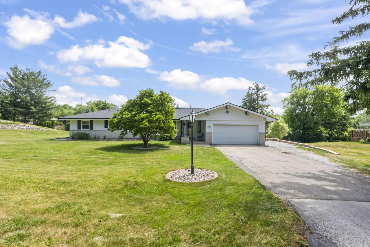 1310 Sunnycrest Dr, Brookfield, WI 53186
