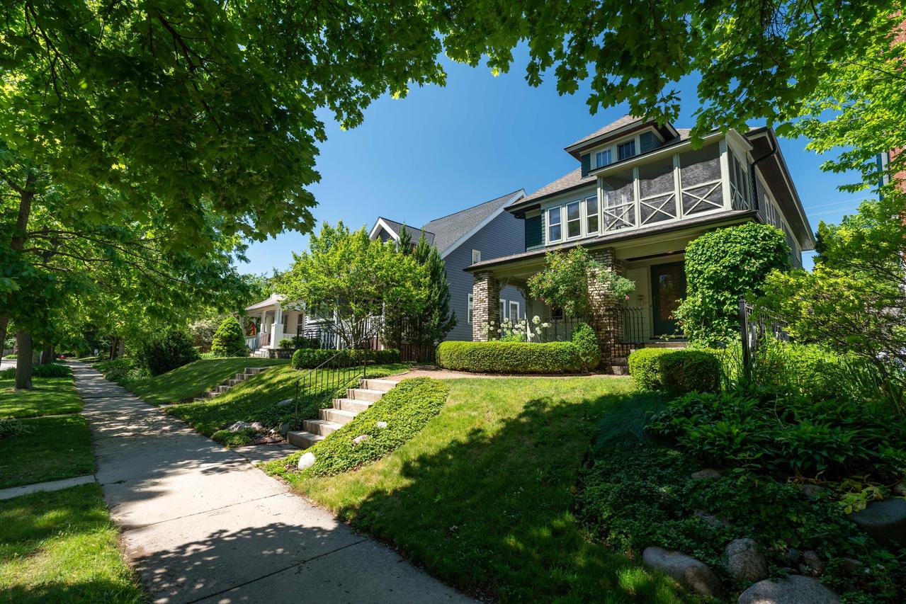 3815 N Farwell Ave #3817, Shorewood, WI 53211