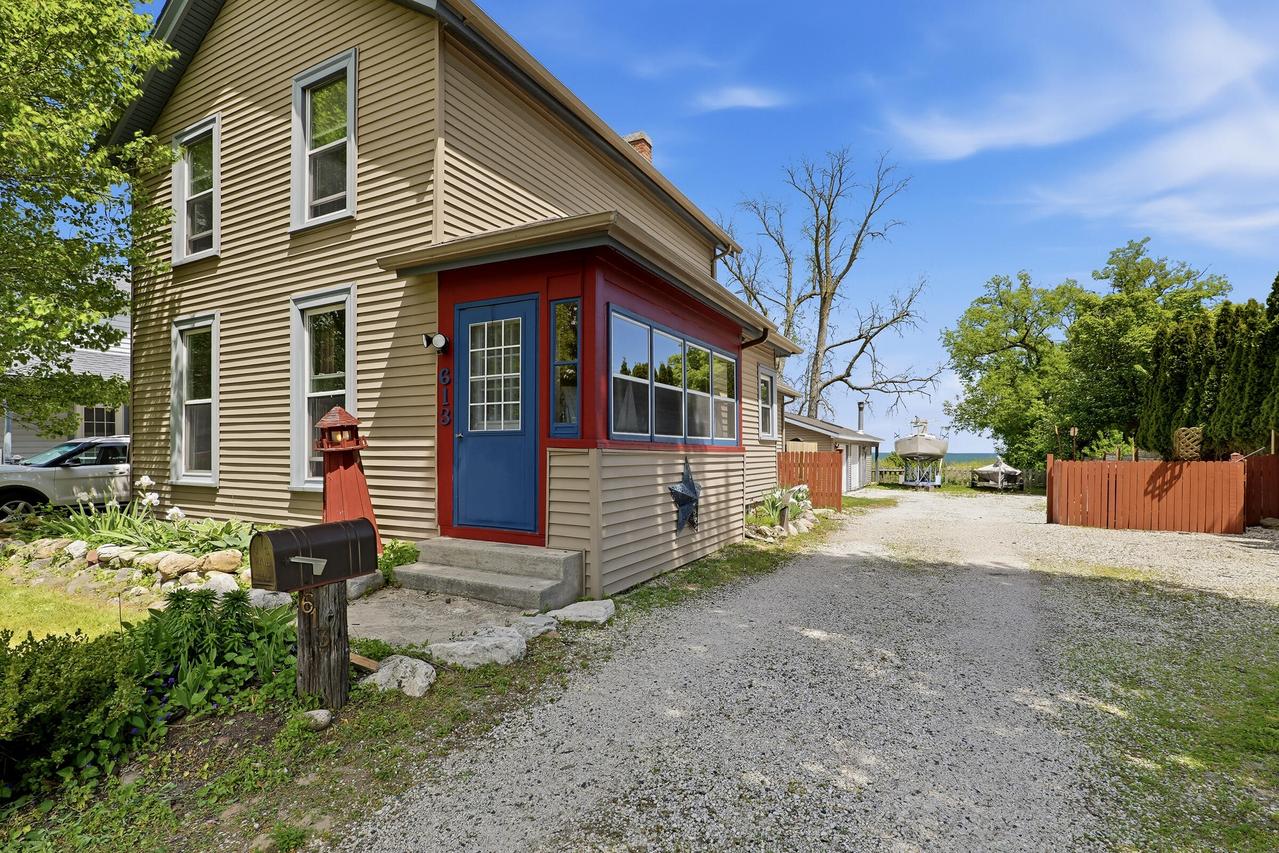 613 N 4th St, Manitowoc, WI 54220