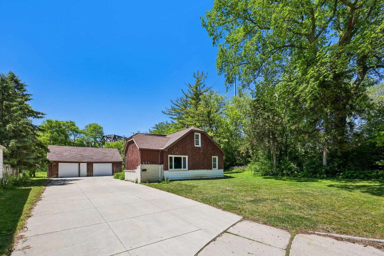 509 S 105th St, West Allis, WI 53214