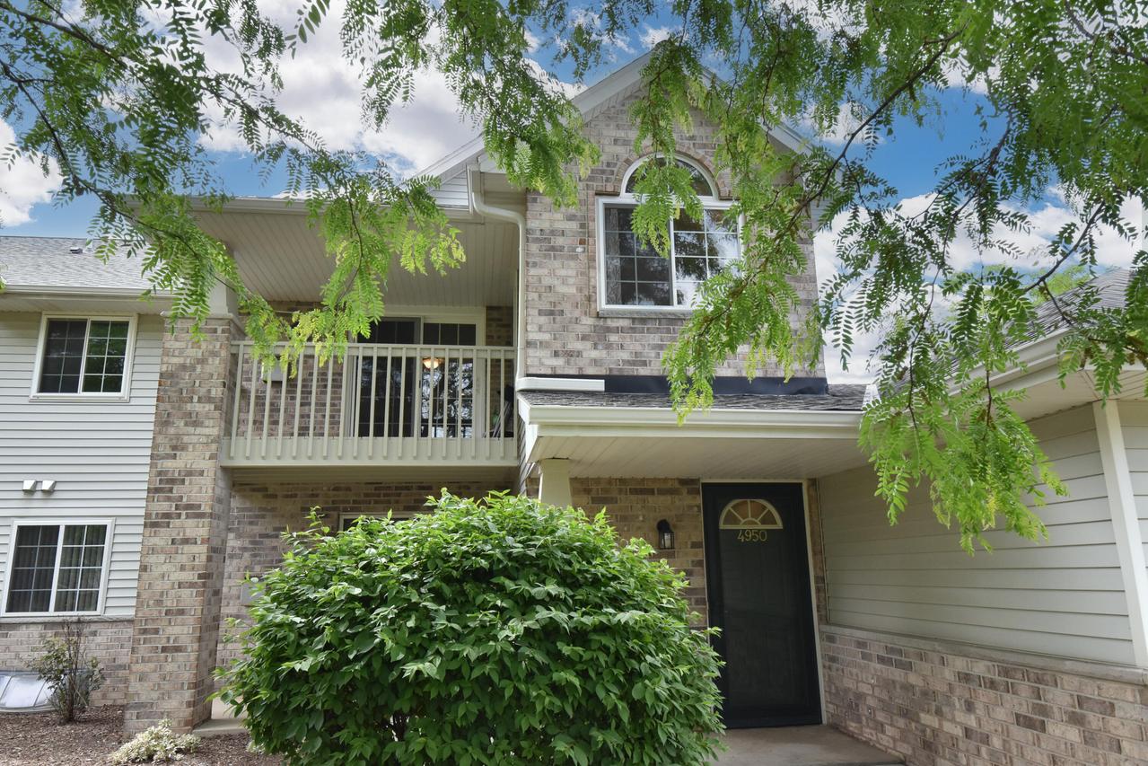 4950 W Maple Leaf Cir, Greenfield, WI 53220