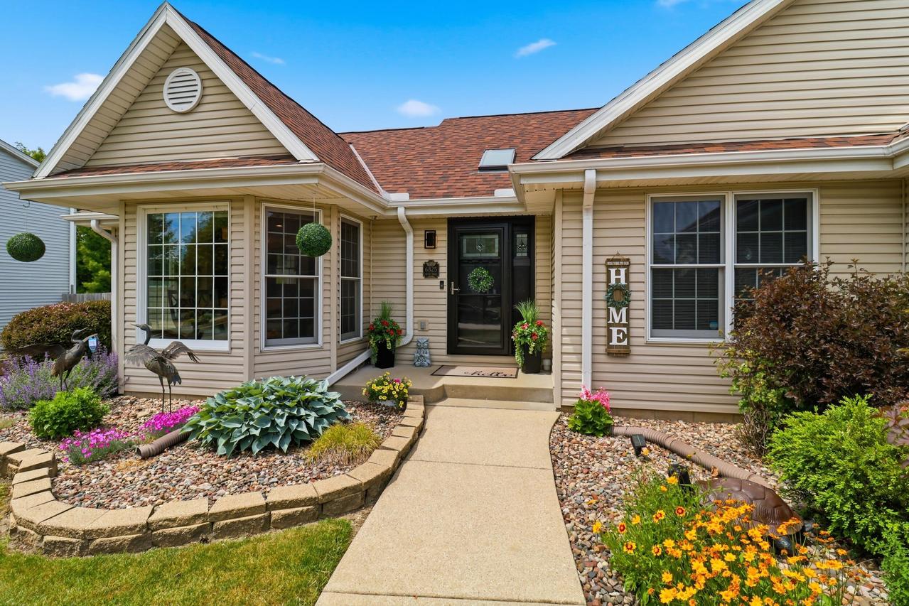 6825 S Crane Dr, Oak Creek, WI 53154